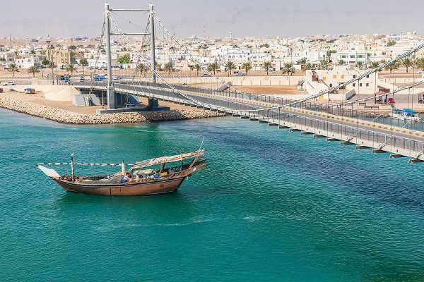 Wilson, Emily M. 아티스트의 Middle East-Arabian Peninsula-Oman-Al Batinah South-Dhow passing under a suspension bridge작품입니다.